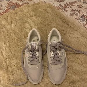 Women’s grey Reebok tennis shors